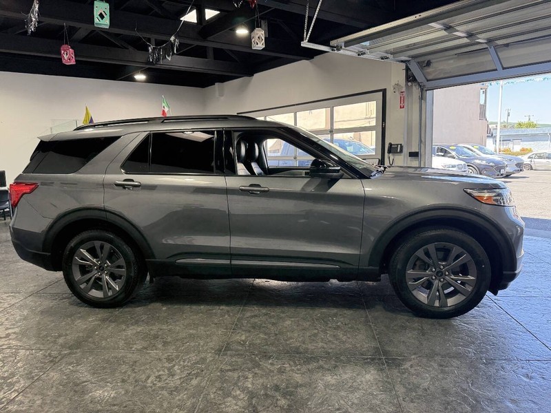 Ford Explorer Vehicle Full-screen Gallery Image 36
