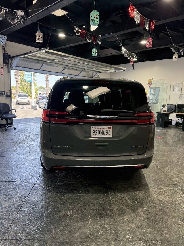 Chrysler Pacifica Vehicle Full-screen Gallery Image 18