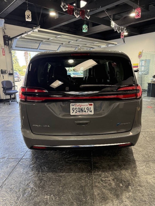 Chrysler Pacifica Vehicle Full-screen Gallery Image 22
