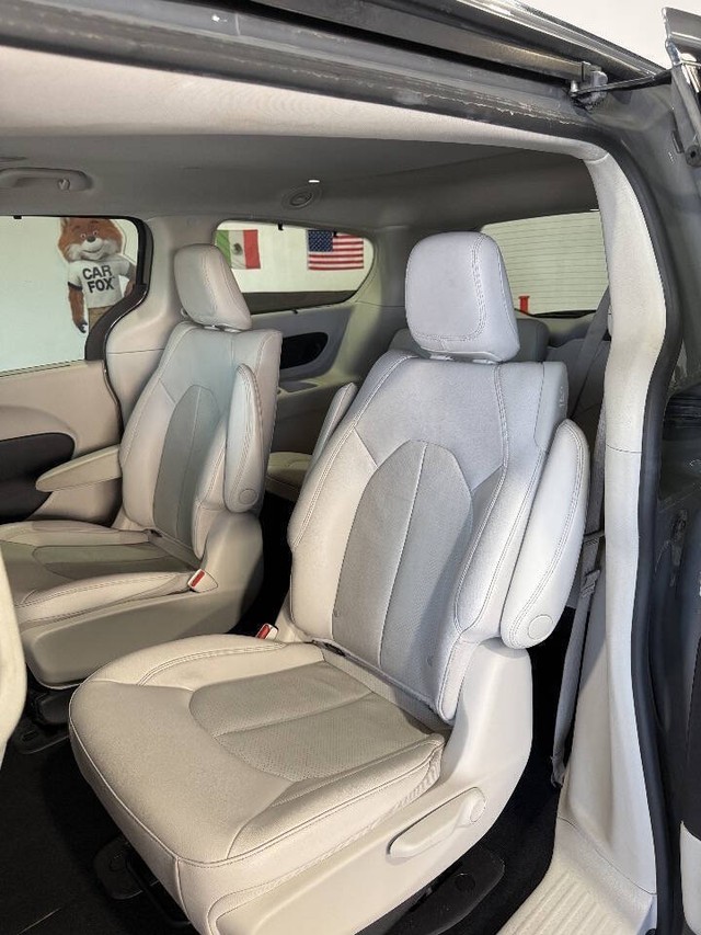 Chrysler Pacifica Vehicle Full-screen Gallery Image 41