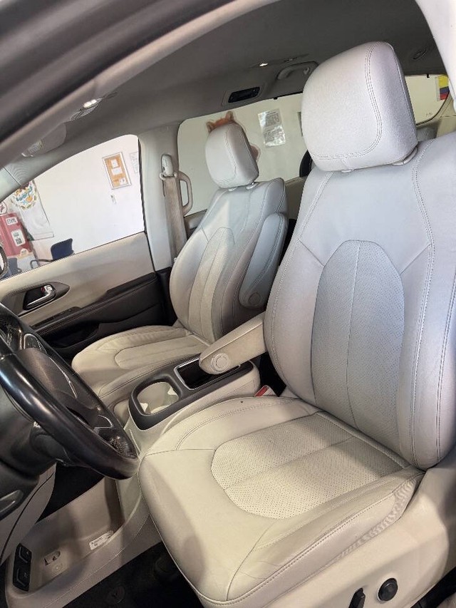 Chrysler Pacifica Vehicle Full-screen Gallery Image 42