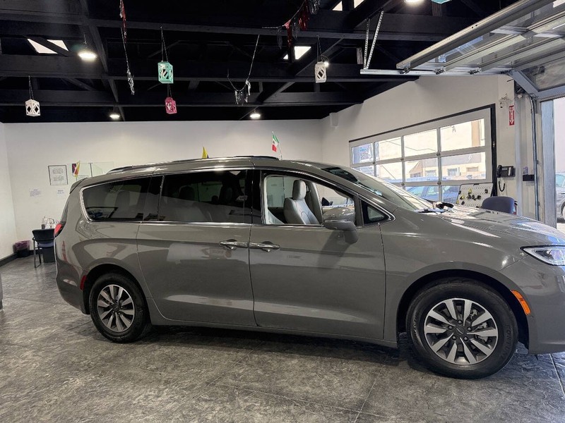 Chrysler Pacifica Vehicle Full-screen Gallery Image 08