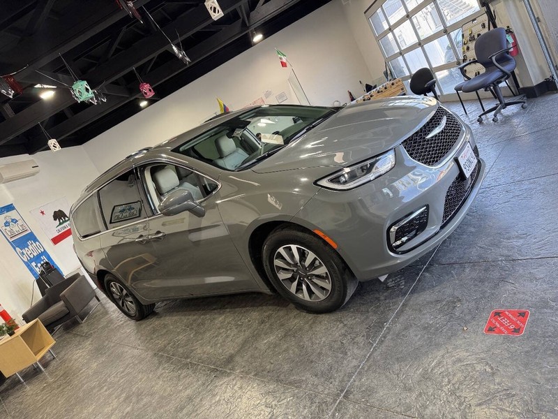 Chrysler Pacifica Vehicle Full-screen Gallery Image 10
