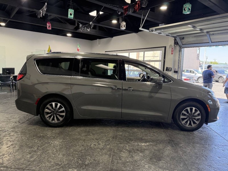 Chrysler Pacifica Vehicle Full-screen Gallery Image 12