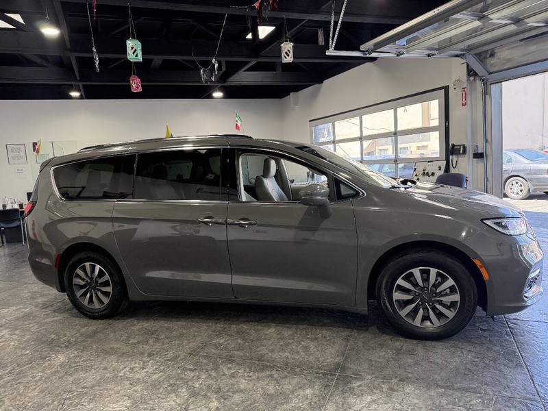 Chrysler Pacifica Vehicle Full-screen Gallery Image 13