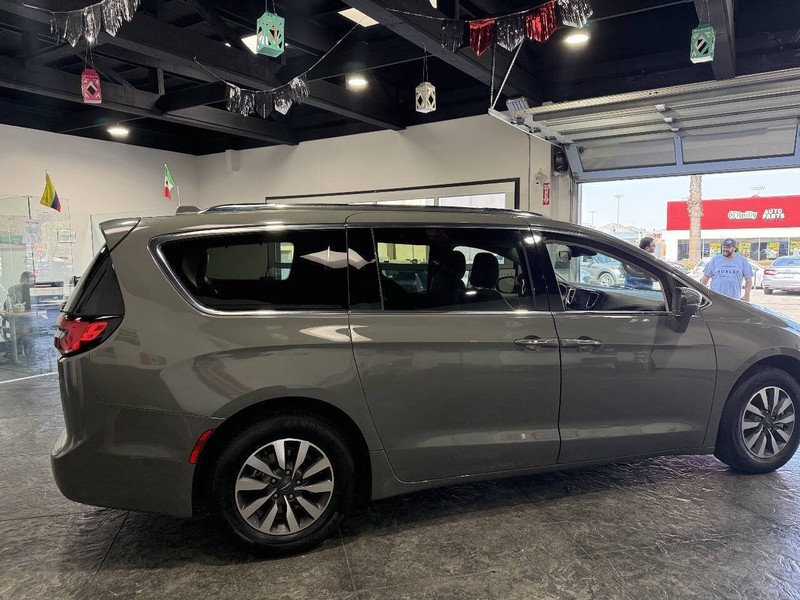 Chrysler Pacifica Vehicle Full-screen Gallery Image 14
