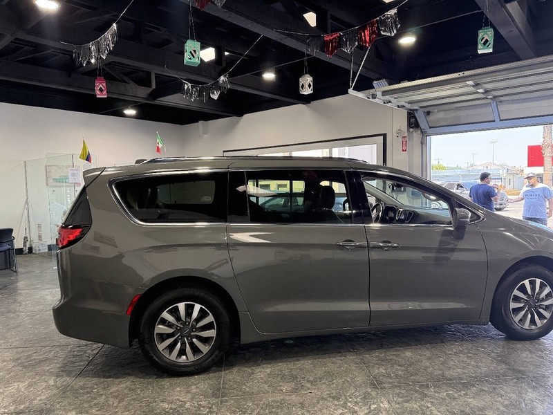 Chrysler Pacifica Vehicle Full-screen Gallery Image 15