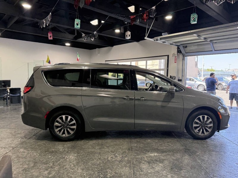 Chrysler Pacifica Vehicle Full-screen Gallery Image 16