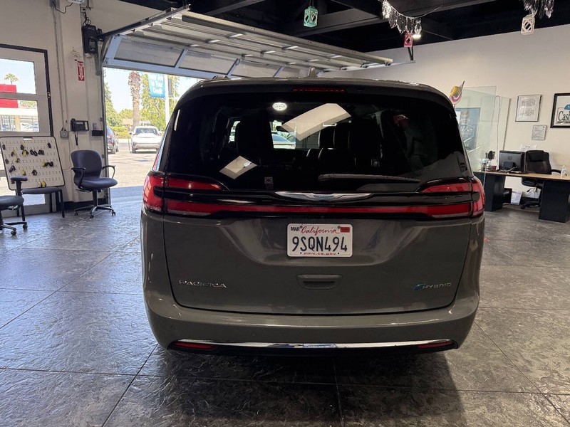 Chrysler Pacifica Vehicle Full-screen Gallery Image 17