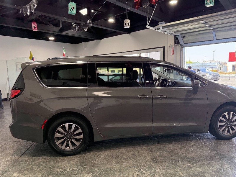 Chrysler Pacifica Vehicle Full-screen Gallery Image 19