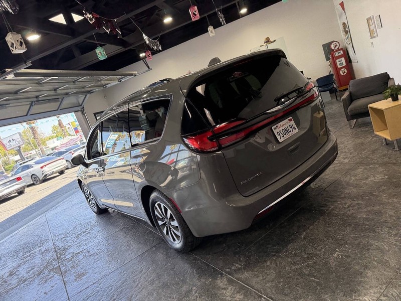 Chrysler Pacifica Vehicle Full-screen Gallery Image 20