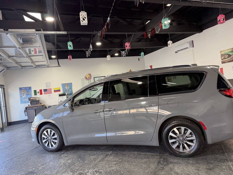 Chrysler Pacifica Vehicle Full-screen Gallery Image 26