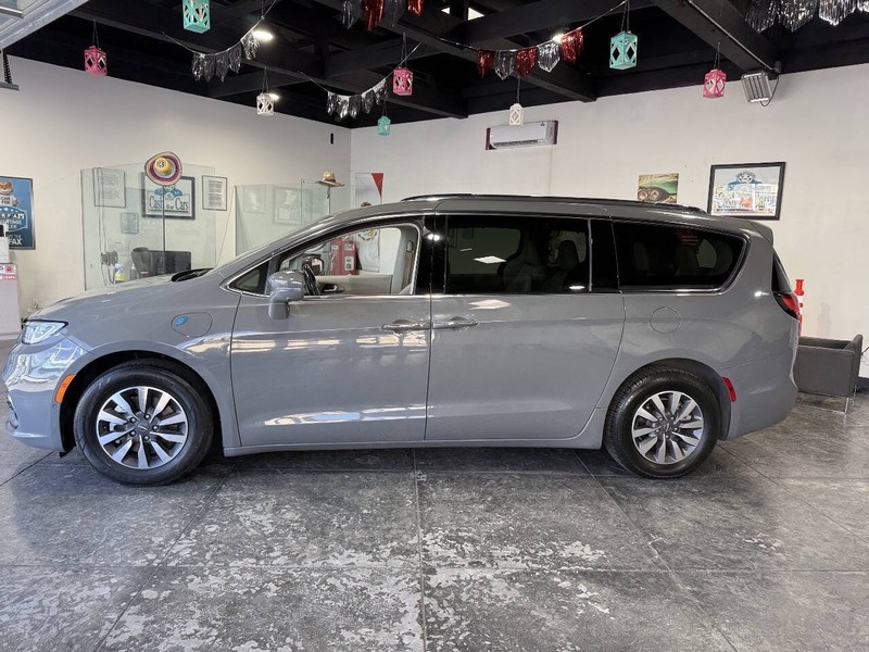 Chrysler Pacifica Vehicle Full-screen Gallery Image 29