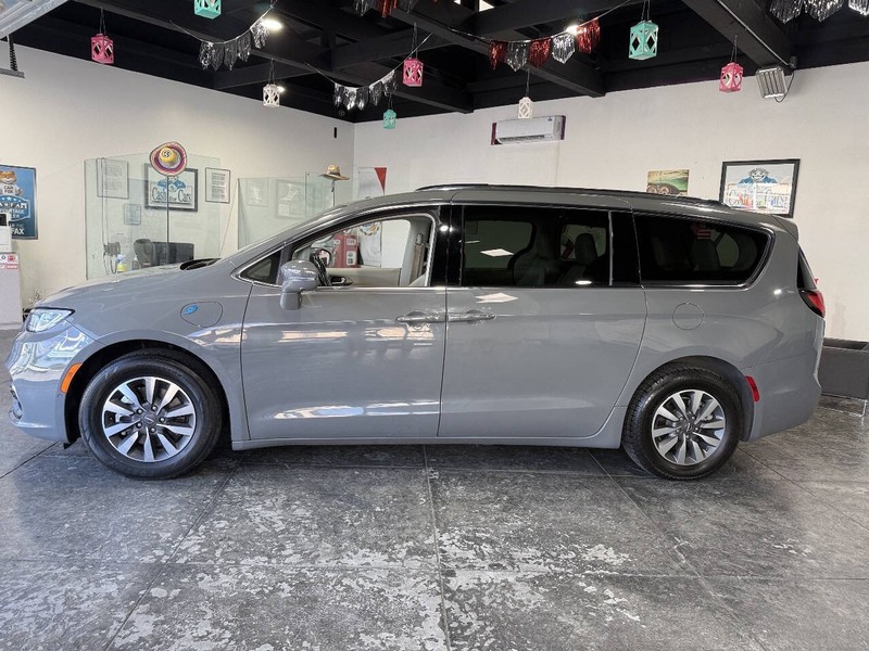 Chrysler Pacifica Vehicle Full-screen Gallery Image 30