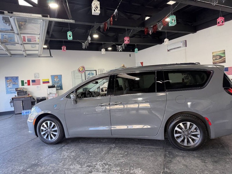 Chrysler Pacifica Vehicle Full-screen Gallery Image 31