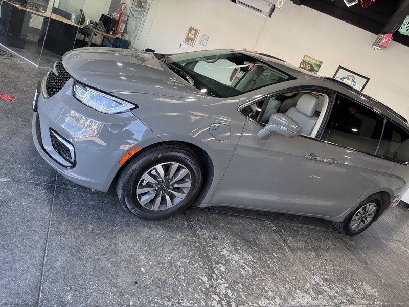 Chrysler Pacifica Vehicle Full-screen Gallery Image 32