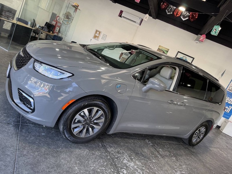 Chrysler Pacifica Vehicle Full-screen Gallery Image 33