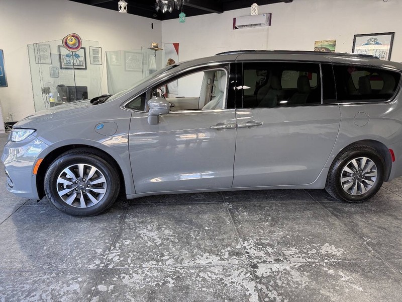Chrysler Pacifica Vehicle Full-screen Gallery Image 34