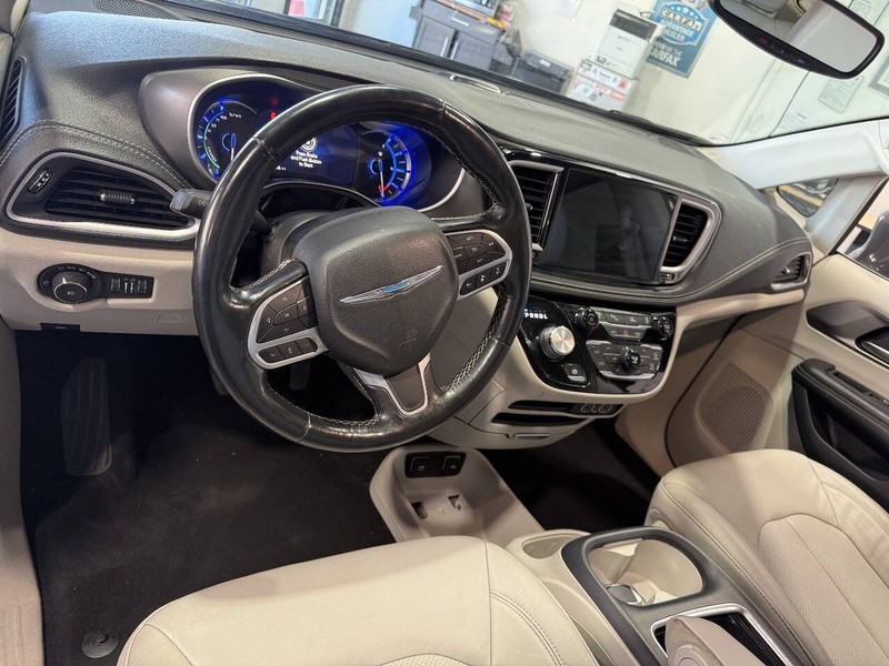Chrysler Pacifica Vehicle Full-screen Gallery Image 43