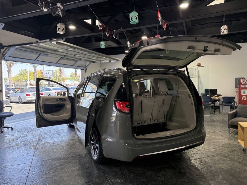 Chrysler Pacifica Vehicle Full-screen Gallery Image 44