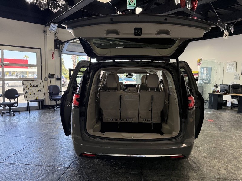Chrysler Pacifica Vehicle Full-screen Gallery Image 45