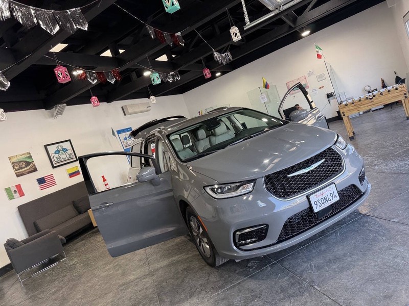 Chrysler Pacifica Vehicle Full-screen Gallery Image 48