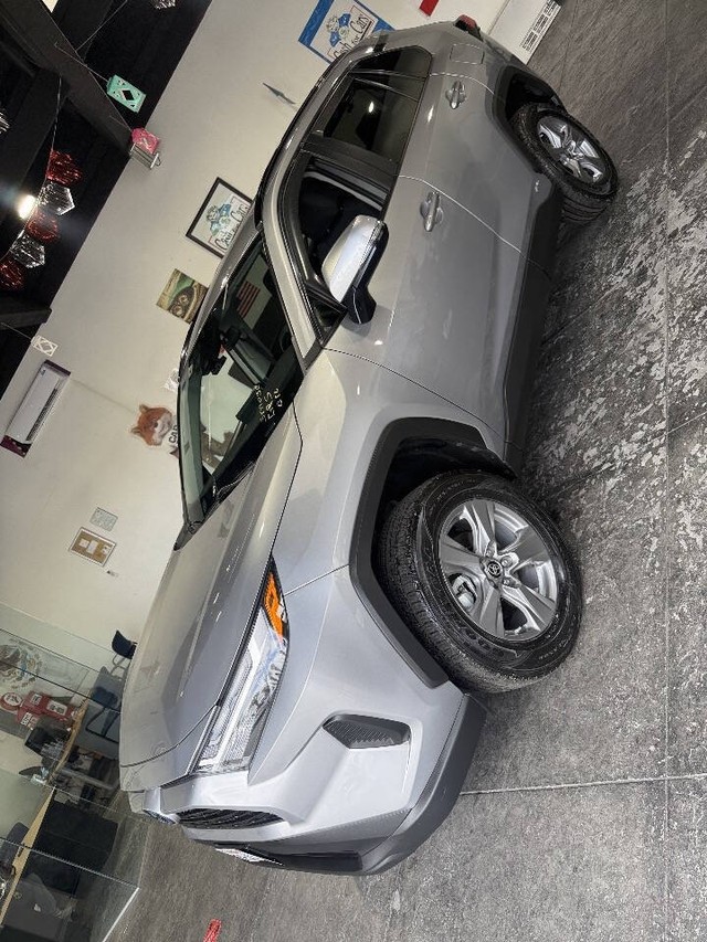 Toyota RAV4 Vehicle Full-screen Gallery Image 08