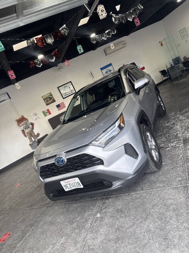 Toyota RAV4 Vehicle Full-screen Gallery Image 10