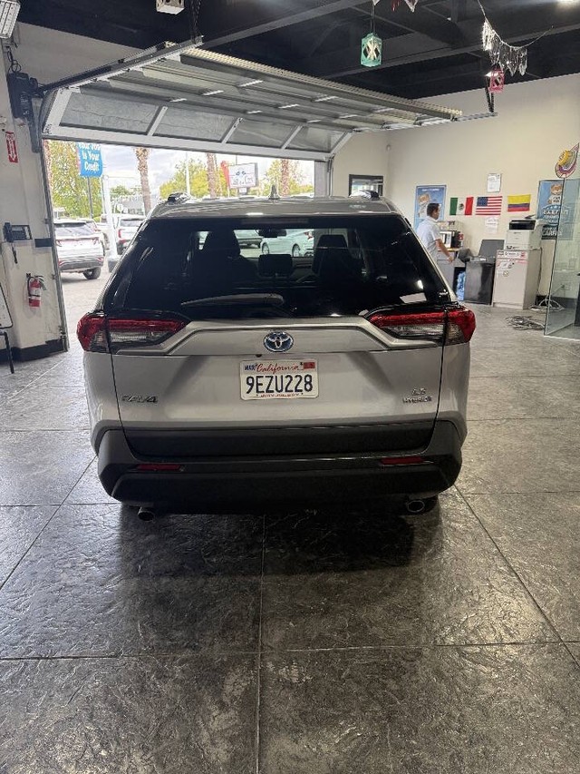 Toyota RAV4 Vehicle Full-screen Gallery Image 20