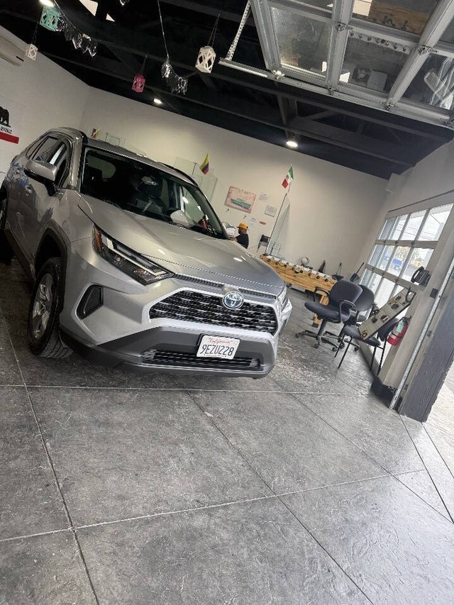 Toyota RAV4 Vehicle Full-screen Gallery Image 42