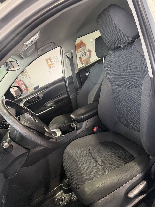 Toyota RAV4 Vehicle Full-screen Gallery Image 44