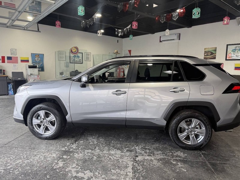 Toyota RAV4 Vehicle Full-screen Gallery Image 11