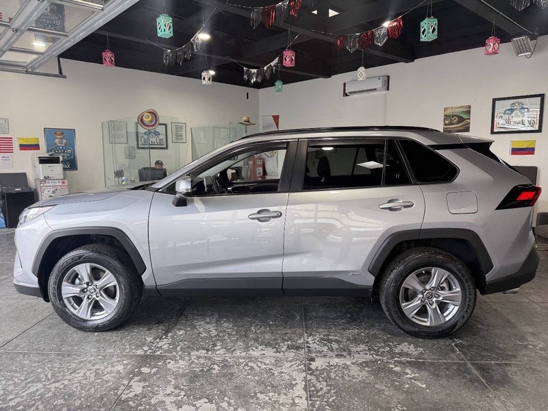 Toyota RAV4 Vehicle Full-screen Gallery Image 12