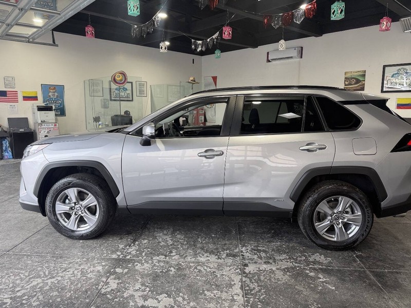 Toyota RAV4 Vehicle Full-screen Gallery Image 13