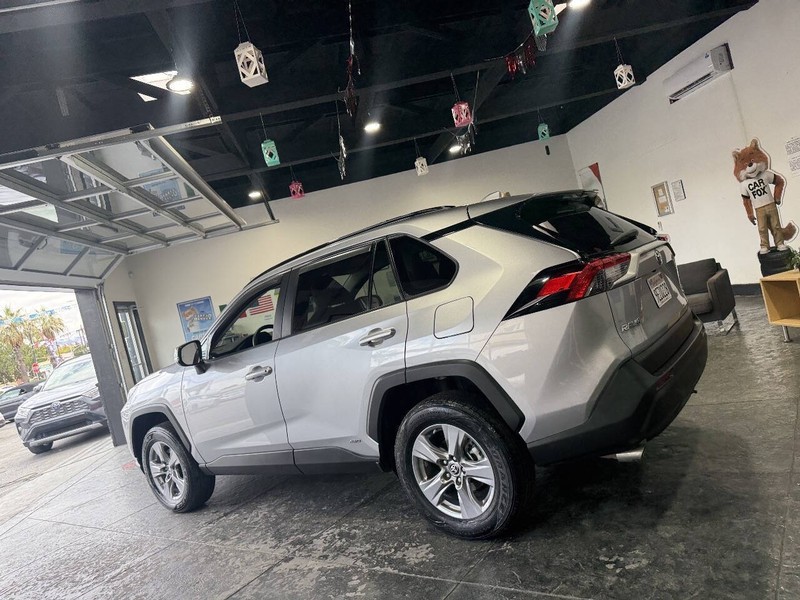 Toyota RAV4 Vehicle Full-screen Gallery Image 14