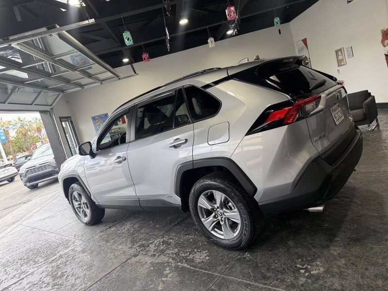 Toyota RAV4 Vehicle Full-screen Gallery Image 15