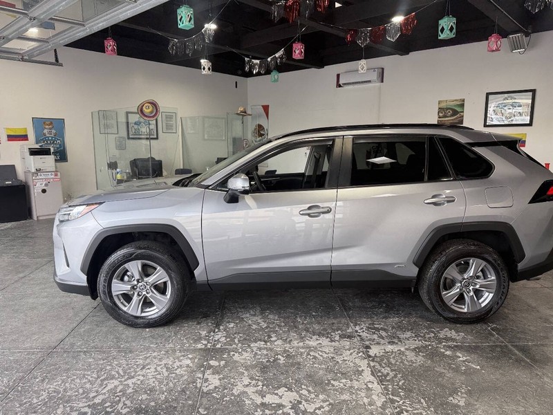 Toyota RAV4 Vehicle Full-screen Gallery Image 16