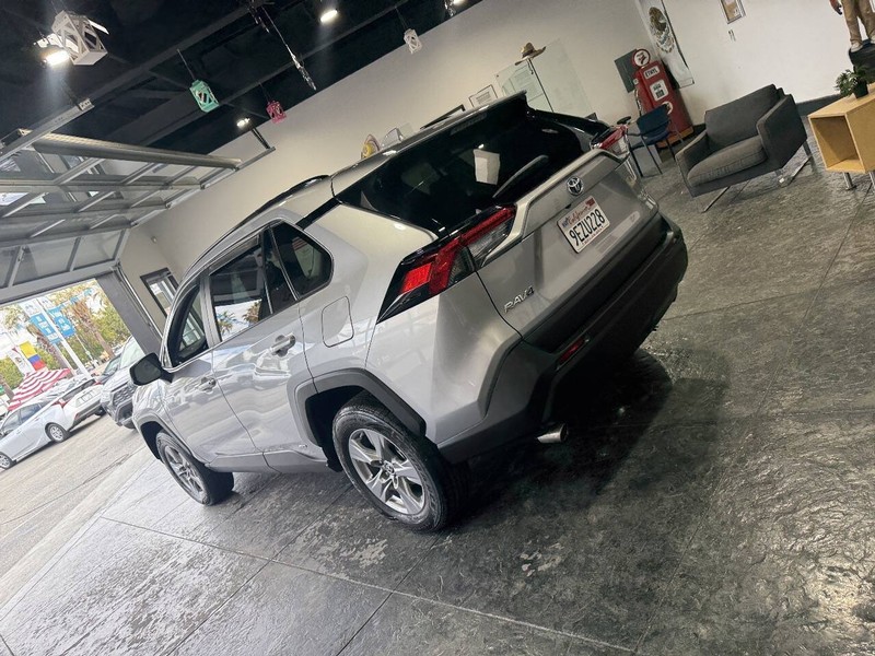 Toyota RAV4 Vehicle Full-screen Gallery Image 18