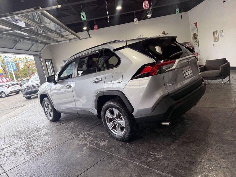Toyota RAV4 Vehicle Full-screen Gallery Image 19