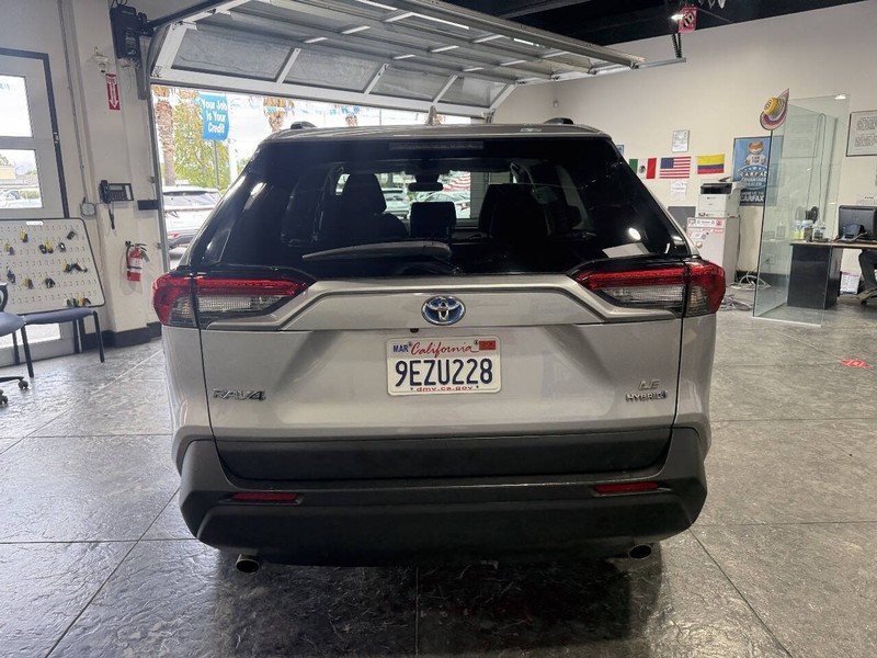 Toyota RAV4 Vehicle Full-screen Gallery Image 22