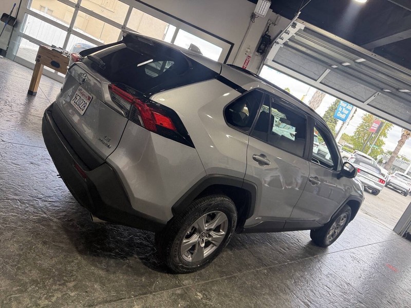 Toyota RAV4 Vehicle Full-screen Gallery Image 23
