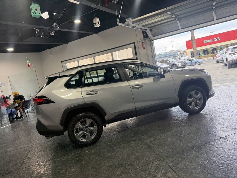 Toyota RAV4 Vehicle Full-screen Gallery Image 24