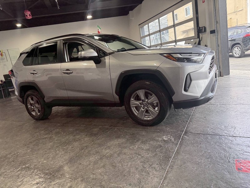 Toyota RAV4 Vehicle Full-screen Gallery Image 25