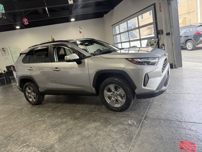 Toyota RAV4 Vehicle Full-screen Gallery Image 27