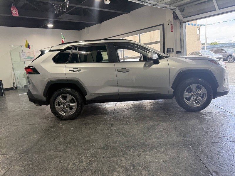 Toyota RAV4 Vehicle Full-screen Gallery Image 28