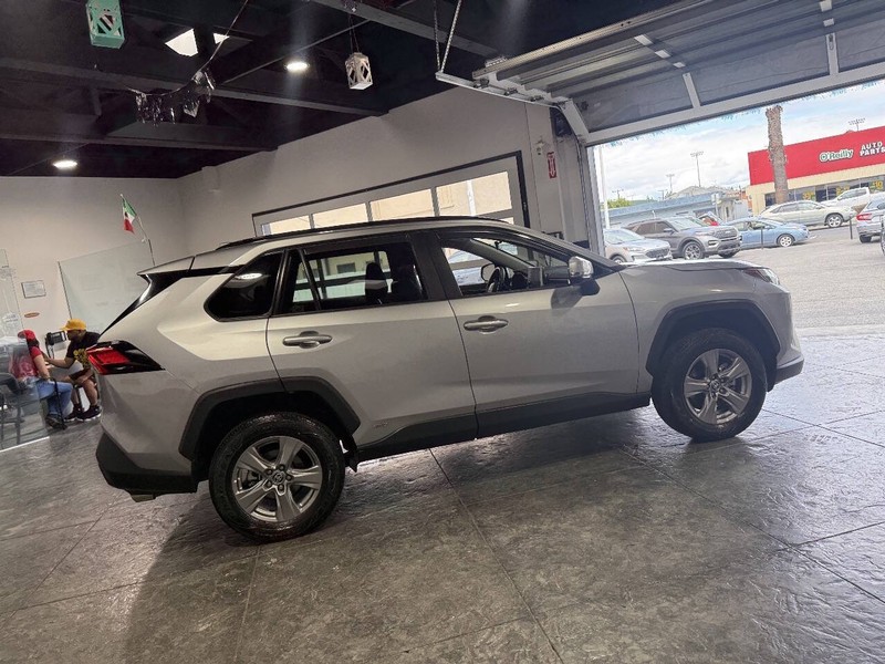 Toyota RAV4 Vehicle Full-screen Gallery Image 29