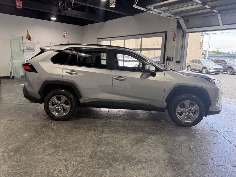 Toyota RAV4 Vehicle Full-screen Gallery Image 30