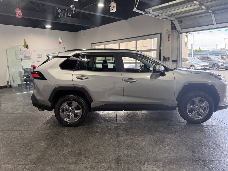 Toyota RAV4 Vehicle Full-screen Gallery Image 31