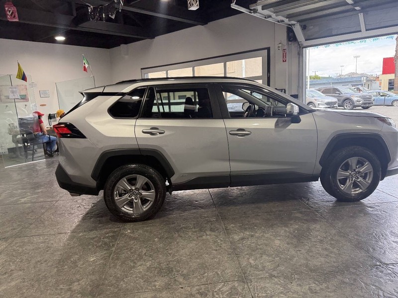 Toyota RAV4 Vehicle Full-screen Gallery Image 32