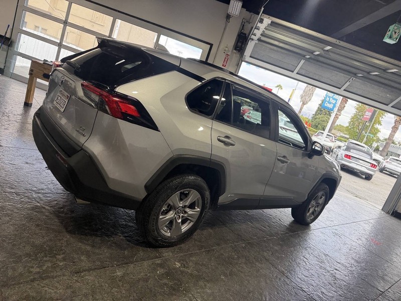 Toyota RAV4 Vehicle Full-screen Gallery Image 33